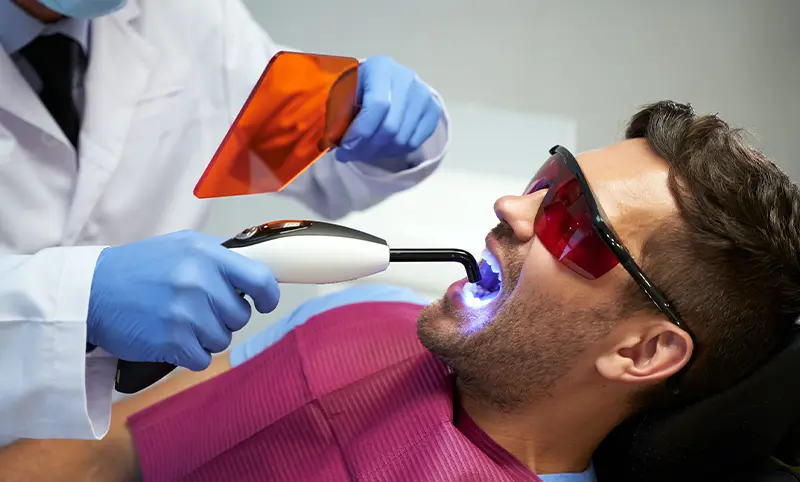 استفاده از لیزر در دندانپزشکی می‌تواند به پر کردن دندان با دردی بسیار کمتر کمک کند.