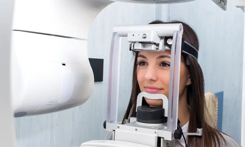در تصویربرداری سفالومتری از دندان، از یک طرف سر بیمار به طور کامل عکسبرداری می‌شود
