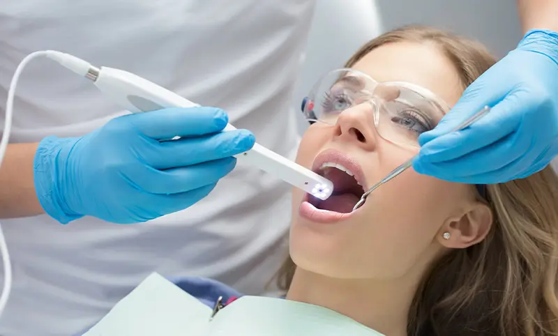 اصطلاح «داخل دهانی» معمولاً به چیزی که داخل دهان قرار دارد، یا چیزی مربوط به حفره دهان اشاره دارد.