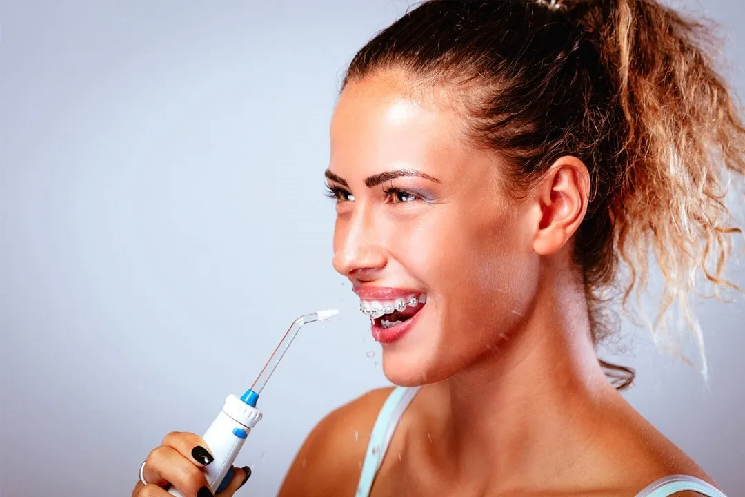 نخ دندانهای آبی یا واتر فلاسر (Water Flosser) در سال 2025 با طراحیهای بهبودیافته و قدرت تمیزکنندگی بیشتر عرضه شدهاند