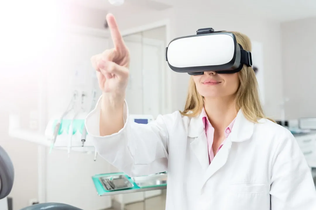 واقعیت مجازی (VR) و واقعیت افزوده (AR) ابزارهایی هستند که هم در آموزش دندانپزشکان و هم در بهبود تجربه بیماران به کار گرفته میشوند.