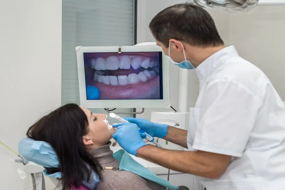 به کار گیری تجهیزات پیشرفته‌ای مانند دوربین‌های داخل دهانی (Intraoral Cameras) به دندانپزشکان این امکان را می‌دهد که مشکلات دهانی بیماران را به‌صورت تصویری نشان دهند