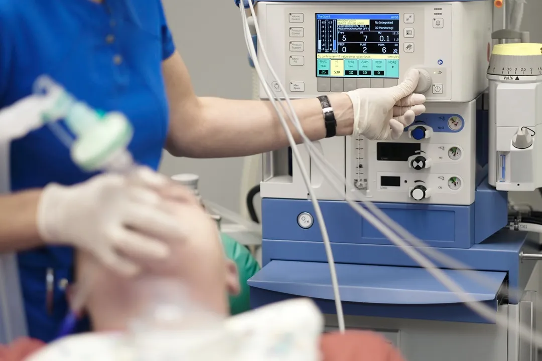 سیستم‌های بی‌حسی پیشرفته مانند بی‌حسی الکترونیکی (Electronic Anesthesia) می‌تواند اضطراب بیماران را کاهش دهد