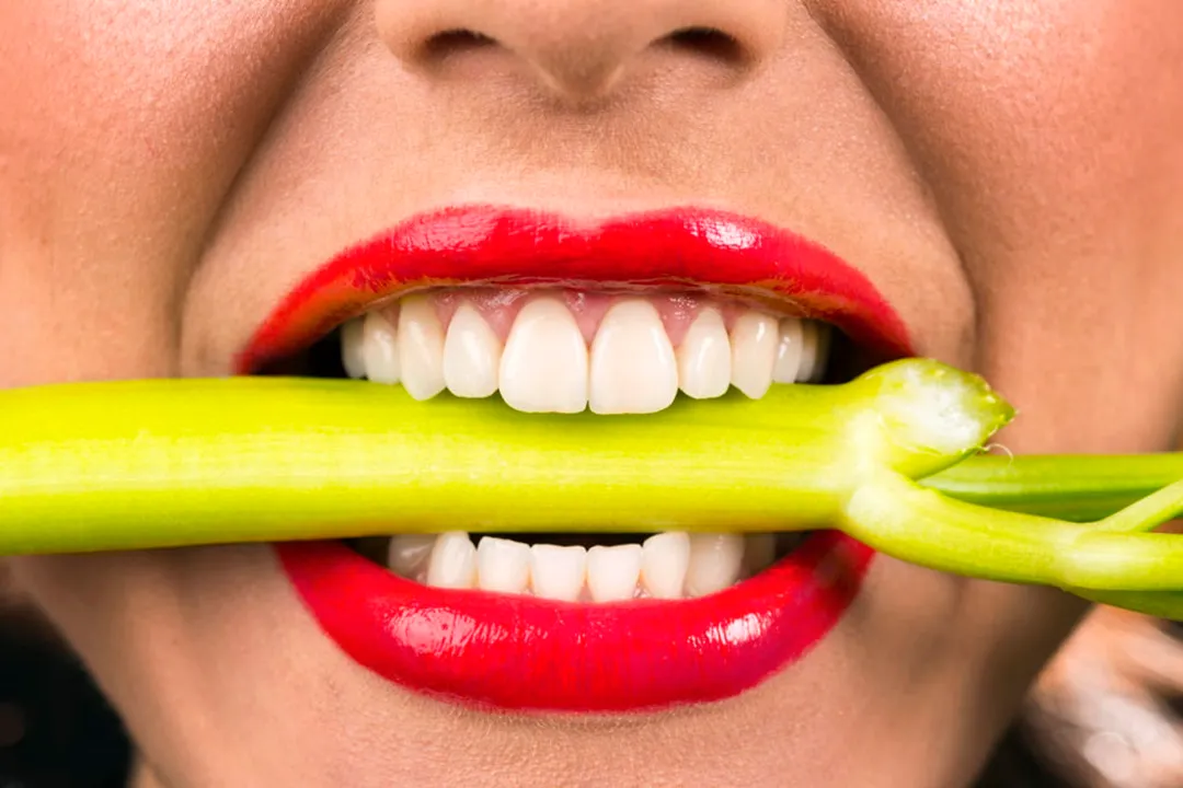 غذیه سالم و مناسب یکی از اصلیترین عوامل در حفظ سلامت دندانها و لثهها است.