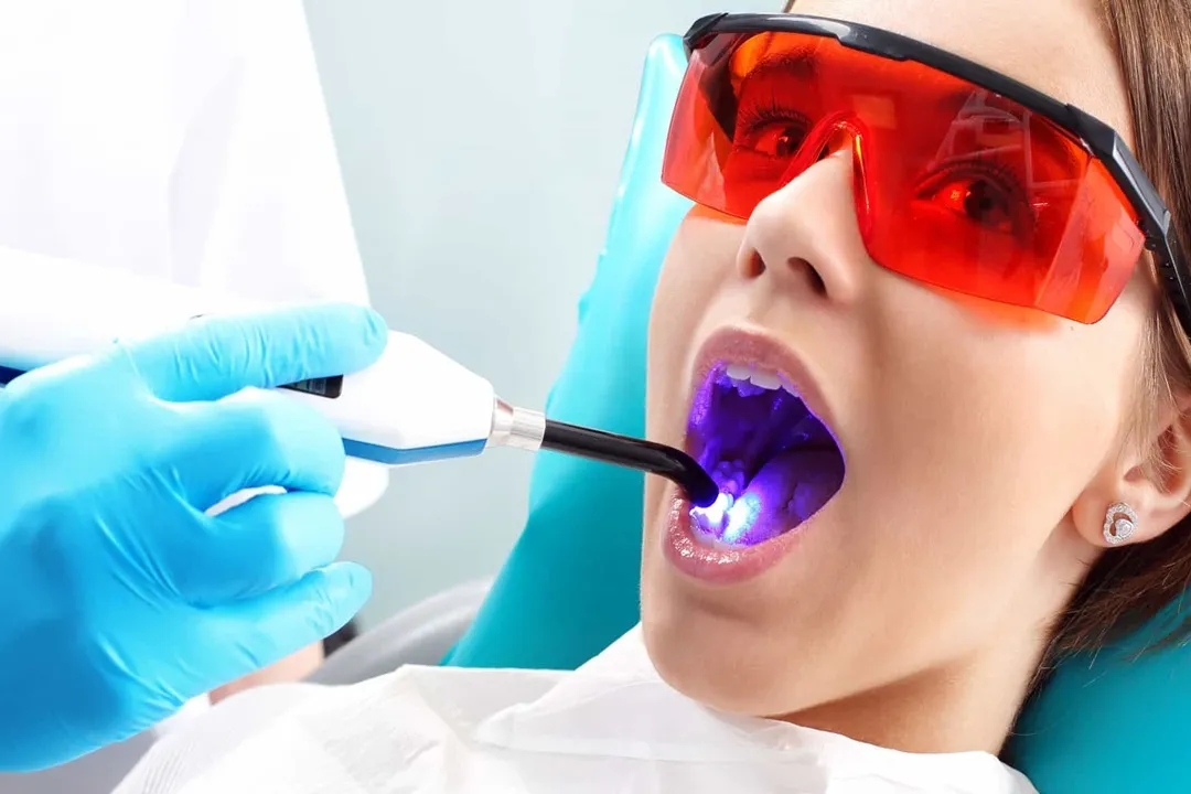 استفاده از تجهیزات دیجیتالی مانند آر وی جی (RVG) و لیزرهای دندانپزشکی (Dental Lasers) می‌تواند به کاهش زمان مورد نیاز برای تشخیص و درمان کمک کند.
