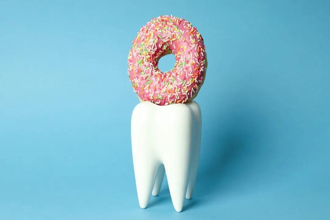 مصرف خوراکی های قندی برای دندان مضر است