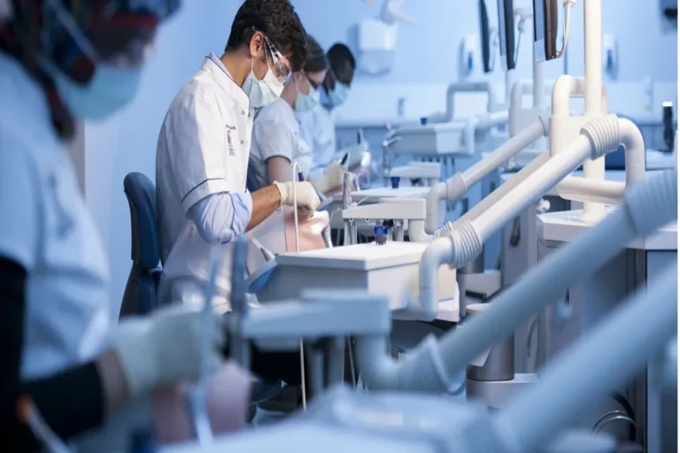 آموزش تکنولوژی دندانپزشکی در دانشگاه