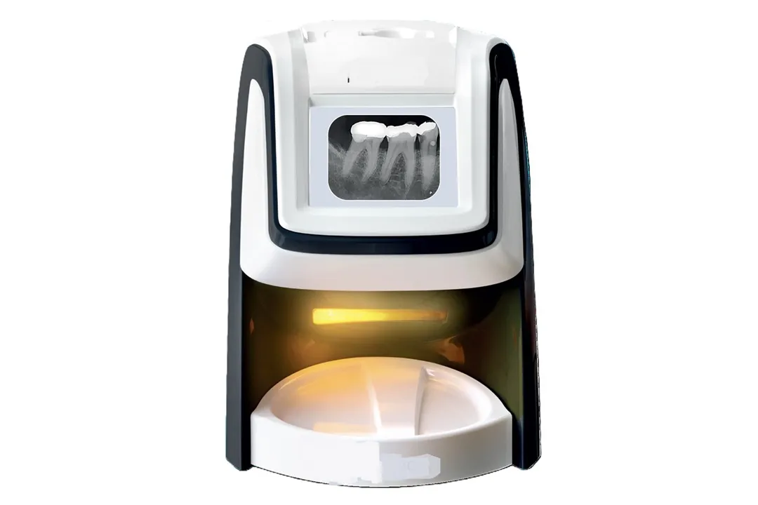 پلیت  از دهان بیمار خارج شده و در اسکنر قرار می‌گیرد.